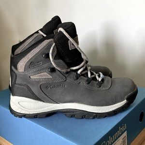 Womens Columbia Newton Ridge Plus hiking boots sz 9